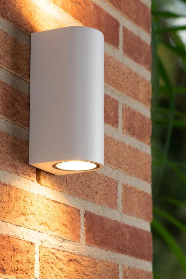 Lucide ZARO - Wall spotlight Outdoor - 2xGU10 - IP44 - White - ambiance 1